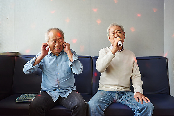 포토 JPG 할아버지 노년 남자 문화 노래 실내 건강 앉기 상반신 취미 두명 앞모습 친구 실버라이프 우정 체험 귀막기 마이크 즐거움 70대 노래방 활력소 노인남자만 코인노래방 국내포토 라이프스타일 감정 음악 뷰포인트 음향기기 컨셉 관계 모션 사람 손짓 성인 내부 남자만 노인만 파일형식