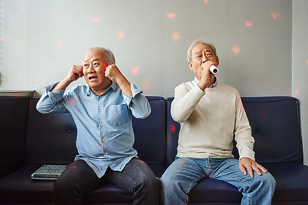 포토 JPG 할아버지 노년 남자 문화 노래 실내 건강 앉기 상반신 취미 두명 앞모습 친구 실버라이프 우정 체험 귀막기 마이크 즐거움 70대 노래방 활력소 노인남자만 코인노래방 국내포토 라이프스타일 감정 음악 뷰포인트 음향기기 컨셉 관계 모션 사람 손짓 성인 내부 남자만 노인만 파일형식