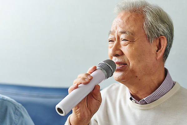 포토 JPG 할아버지 노년 남자 문화 노래 실내 건강 한명 앉기 상반신 취미 앞모습 실버라이프 한국인 체험 마이크 즐거움 70대 노래방 활력소 노인남자한명만 코인노래방 국내포토 1 라이프스타일 감정 음악 뷰포인트 음향기기 컨셉 모션 사람 동양인 성인 내부 남자한명만 노인남자만 파일형식