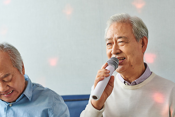 포토 JPG 할아버지 노년 남자 문화 노래 실내 건강 앉기 상반신 취미 두명 앞모습 친구 실버라이프 우정 체험 마이크 즐거움 70대 노래방 활력소 노인남자만 코인노래방 국내포토 라이프스타일 감정 음악 뷰포인트 음향기기 컨셉 관계 모션 사람 성인 내부 남자만 노인만 파일형식