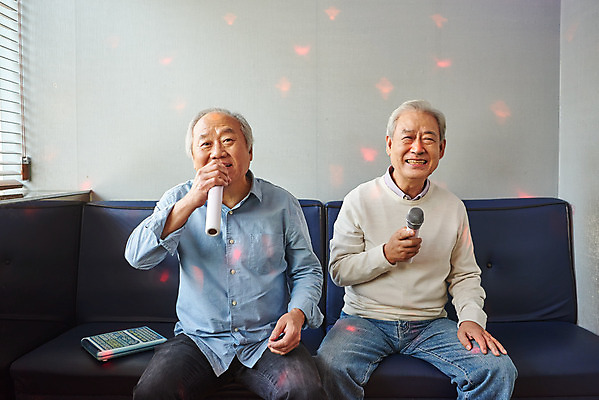 포토 JPG 할아버지 노년 남자 문화 노래 실내 건강 미소 앉기 상반신 취미 두명 앞모습 친구 실버라이프 우정 체험 마이크 즐거움 70대 노래방 활력소 노인남자만 코인노래방 국내포토 라이프스타일 감정 음악 뷰포인트 음향기기 컨셉 관계 모션 표정 사람 성인 내부 남자만 노인만 파일형식