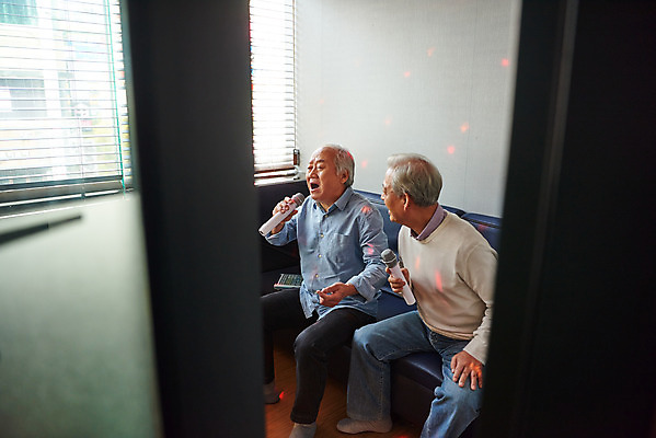 포토 JPG 전신 할아버지 노년 남자 문화 노래 실내 건강 앉기 취미 두명 앞모습 친구 실버라이프 우정 체험 마이크 즐거움 70대 노래방 활력소 노인남자만 코인노래방 국내포토 라이프스타일 감정 음악 뷰포인트 음향기기 컨셉 관계 모션 사람 성인 내부 남자만 노인만 파일형식