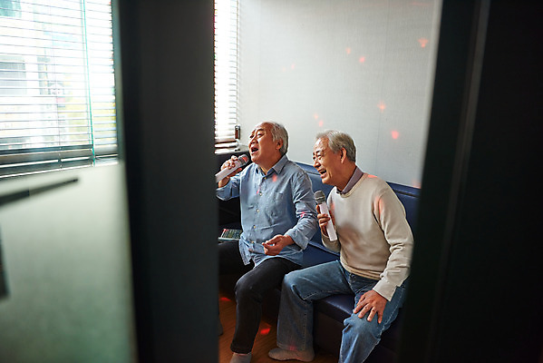 포토 JPG 전신 할아버지 노년 남자 문화 노래 실내 건강 앉기 취미 두명 앞모습 친구 실버라이프 우정 체험 마이크 즐거움 70대 노래방 활력소 노인남자만 코인노래방 국내포토 라이프스타일 감정 음악 뷰포인트 음향기기 컨셉 관계 모션 사람 성인 내부 남자만 노인만 파일형식