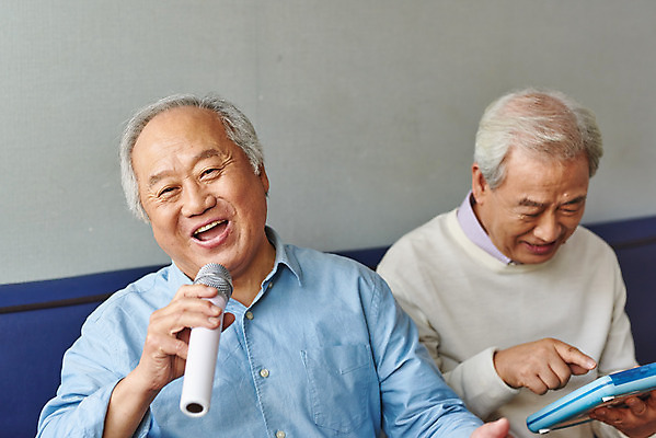 포토 JPG 할아버지 노년 남자 문화 노래 실내 건강 미소 앉기 상반신 취미 두명 앞모습 친구 실버라이프 우정 체험 리모컨 마이크 즐거움 70대 노래방 활력소 노인남자만 코인노래방 국내포토 라이프스타일 감정 음악 뷰포인트 음향기기 컨셉 관계 모션 표정 사람 성인 내부 남자만 노인만 파일형식