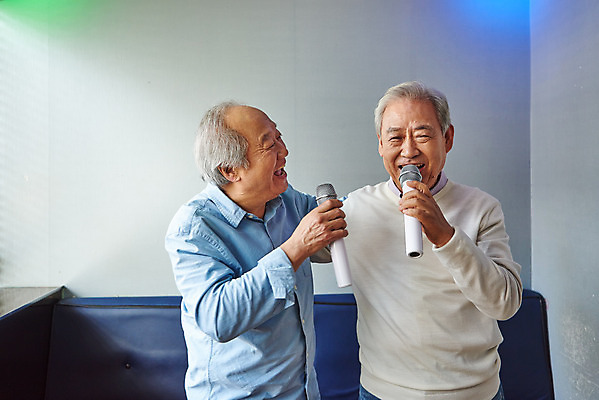 포토 JPG 할아버지 노년 남자 문화 노래 실내 건강 서기 미소 상반신 취미 두명 앞모습 친구 실버라이프 우정 체험 마이크 즐거움 70대 노래방 활력소 노인남자만 코인노래방 국내포토 라이프스타일 감정 음악 뷰포인트 음향기기 컨셉 관계 모션 표정 사람 성인 내부 남자만 노인만 파일형식
