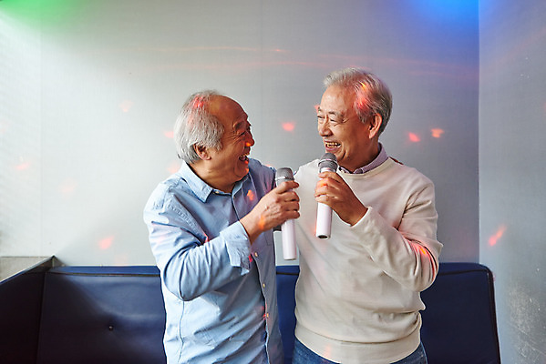 포토 JPG 할아버지 노년 남자 문화 노래 실내 건강 서기 미소 상반신 취미 두명 앞모습 친구 실버라이프 마주보기 우정 체험 마이크 즐거움 70대 노래방 활력소 노인남자만 코인노래방 국내포토 라이프스타일 감정 음악 뷰포인트 음향기기 컨셉 관계 모션 표정 사람 성인 내부 남자만 노인만 파일형식