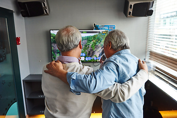 포토 JPG 할아버지 노년 남자 문화 노래 어깨동무 실내 건강 서기 상반신 취미 두명 뒷모습 친구 실버라이프 우정 체험 마이크 즐거움 70대 노래방 활력소 노인남자만 코인노래방 국내포토 라이프스타일 감정 음악 뷰포인트 음향기기 포즈 컨셉 관계 모션 사람 성인 내부 남자만 노인만 파일형식