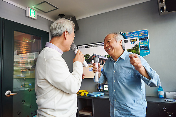 포토 JPG 할아버지 노년 남자 문화 노래 실내 건강 서기 미소 상반신 취미 두명 앞모습 옆모습 친구 실버라이프 우정 체험 마이크 즐거움 70대 노래방 활력소 노인남자만 코인노래방 국내포토 라이프스타일 감정 음악 뷰포인트 음향기기 컨셉 관계 모션 표정 사람 성인 내부 남자만 노인만 파일형식