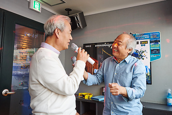 포토 JPG 할아버지 노년 남자 문화 노래 실내 건강 서기 미소 상반신 취미 두명 앞모습 옆모습 친구 실버라이프 우정 체험 마이크 즐거움 70대 노래방 활력소 노인남자만 코인노래방 국내포토 라이프스타일 감정 음악 뷰포인트 음향기기 컨셉 관계 모션 표정 사람 성인 내부 남자만 노인만 파일형식