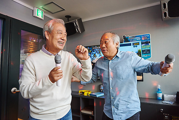 포토 JPG 할아버지 노년 남자 문화 노래 실내 건강 서기 미소 상반신 취미 두명 앞모습 친구 실버라이프 우정 춤 체험 마이크 즐거움 70대 노래방 활력소 노인남자만 코인노래방 국내포토 라이프스타일 감정 음악 뷰포인트 음향기기 컨셉 관계 모션 문화예술 표정 사람 성인 내부 남자만 노인만 파일형식