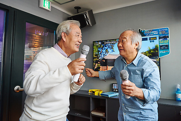 포토 JPG 할아버지 노년 남자 문화 노래 실내 건강 서기 미소 상반신 취미 두명 옆모습 친구 실버라이프 우정 춤 체험 마이크 즐거움 70대 노래방 활력소 노인남자만 코인노래방 국내포토 라이프스타일 감정 음악 뷰포인트 음향기기 컨셉 관계 모션 문화예술 표정 사람 성인 내부 남자만 노인만 파일형식