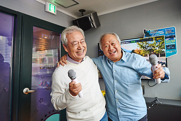 포토 JPG 할아버지 노년 남자 문화 노래 어깨동무 실내 건강 서기 미소 상반신 취미 두명 앞모습 친구 실버라이프 우정 체험 마이크 즐거움 70대 노래방 활력소 노인남자만 코인노래방 국내포토 라이프스타일 감정 음악 뷰포인트 음향기기 포즈 컨셉 관계 모션 표정 사람 성인 내부 남자만 노인만 파일형식