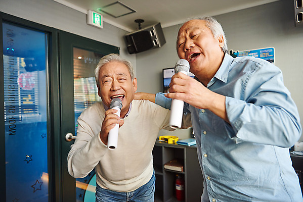 포토 JPG 할아버지 노년 남자 문화 노래 실내 건강 서기 상반신 취미 두명 앞모습 친구 실버라이프 우정 체험 마이크 즐거움 70대 노래방 활력소 노인남자만 코인노래방 국내포토 라이프스타일 감정 음악 뷰포인트 음향기기 컨셉 관계 모션 사람 성인 내부 남자만 노인만 파일형식