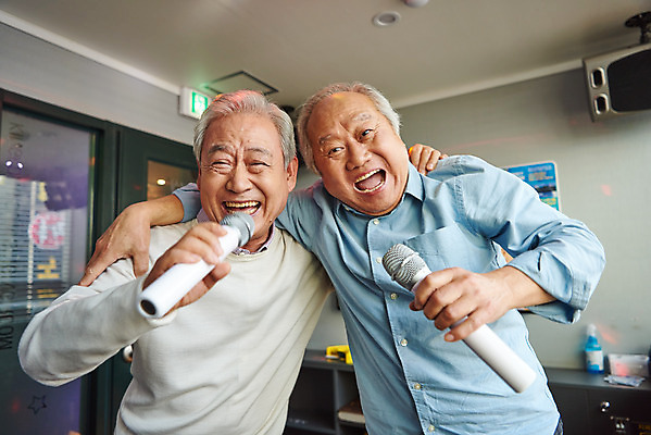 포토 JPG 할아버지 노년 남자 문화 노래 실내 건강 서기 미소 상반신 취미 두명 앞모습 친구 실버라이프 우정 체험 마이크 즐거움 70대 노래방 활력소 노인남자만 코인노래방 국내포토 라이프스타일 감정 음악 뷰포인트 음향기기 컨셉 관계 모션 표정 사람 성인 내부 남자만 노인만 파일형식