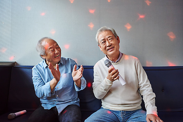 포토 JPG 할아버지 노년 남자 문화 노래 실내 건강 미소 앉기 상반신 취미 두명 앞모습 친구 실버라이프 우정 체험 박수 마이크 즐거움 70대 노래방 활력소 노인남자만 코인노래방 국내포토 라이프스타일 감정 음악 뷰포인트 음향기기 컨셉 관계 모션 표정 사람 손짓 성인 내부 남자만 노인만 파일형식