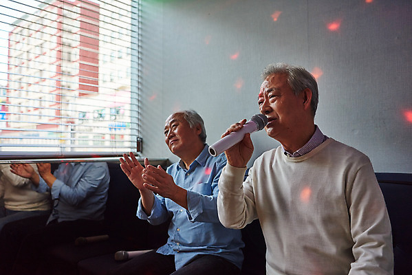 포토 JPG 할아버지 노년 남자 문화 노래 실내 건강 앉기 상반신 취미 두명 앞모습 친구 실버라이프 우정 체험 박수 마이크 즐거움 70대 노래방 활력소 노인남자만 코인노래방 국내포토 라이프스타일 감정 음악 뷰포인트 음향기기 컨셉 관계 모션 사람 손짓 성인 내부 남자만 노인만 파일형식