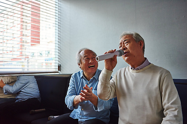 포토 JPG 응시 할아버지 노년 남자 문화 노래 실내 건강 미소 앉기 상반신 취미 두명 앞모습 친구 실버라이프 우정 체험 박수 마이크 즐거움 70대 노래방 활력소 노인남자만 코인노래방 국내포토 라이프스타일 시선 감정 음악 뷰포인트 음향기기 컨셉 관계 모션 표정 사람 손짓 성인 내부 남자만 노인만 파일형식