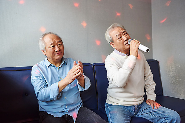 포토 JPG 할아버지 노년 남자 문화 노래 실내 건강 앉기 상반신 취미 두명 앞모습 친구 실버라이프 우정 체험 박수 마이크 즐거움 70대 노래방 활력소 노인남자만 코인노래방 국내포토 라이프스타일 감정 음악 뷰포인트 음향기기 컨셉 관계 모션 사람 손짓 성인 내부 남자만 노인만 파일형식