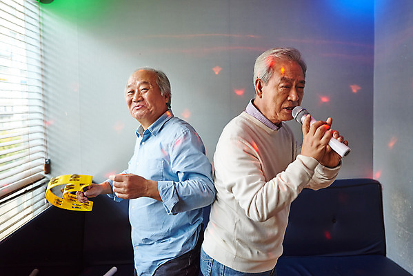 포토 JPG 할아버지 노년 남자 문화 노래 실내 건강 미소 앉기 상반신 취미 두명 옆모습 친구 실버라이프 우정 춤 체험 마이크 즐거움 탬버린 70대 노래방 활력소 노인남자만 코인노래방 국내포토 라이프스타일 감정 음악 뷰포인트 음향기기 컨셉 관계 모션 문화예술 타악기 표정 사람 성인 내부 남자만 노인만 파일형식