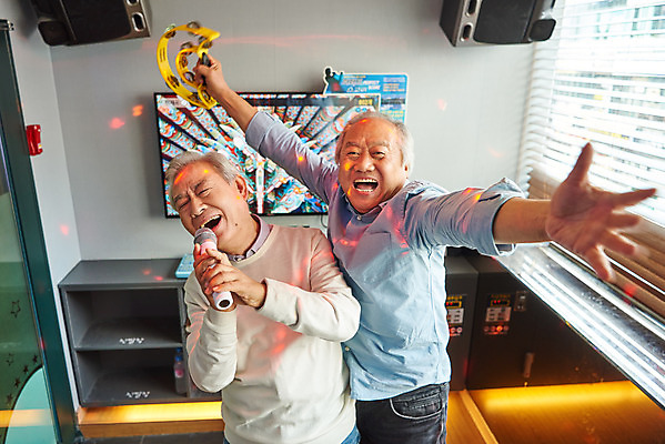 포토 JPG 할아버지 노년 남자 문화 노래 팔벌리기 실내 건강 서기 미소 상반신 취미 두명 앞모습 친구 실버라이프 우정 체험 마이크 즐거움 탬버린 70대 노래방 활력소 노인남자만 코인노래방 국내포토 라이프스타일 감정 음악 뷰포인트 음향기기 컨셉 관계 모션 타악기 표정 사람 성인 내부 남자만 노인만 파일형식