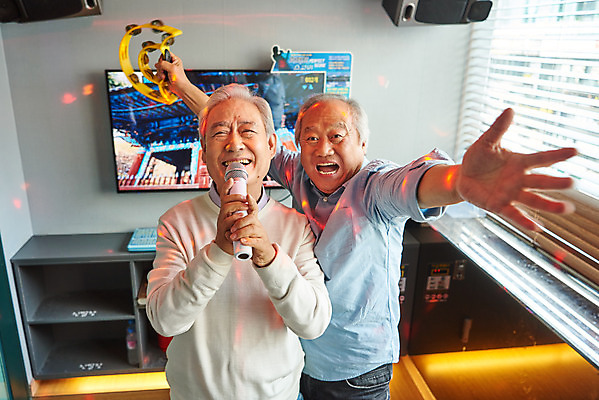 포토 JPG 할아버지 노년 남자 문화 노래 팔벌리기 실내 건강 서기 상반신 취미 두명 앞모습 친구 실버라이프 우정 체험 마이크 즐거움 탬버린 70대 노래방 활력소 노인남자만 코인노래방 국내포토 라이프스타일 감정 음악 뷰포인트 음향기기 컨셉 관계 모션 타악기 사람 성인 내부 남자만 노인만 파일형식