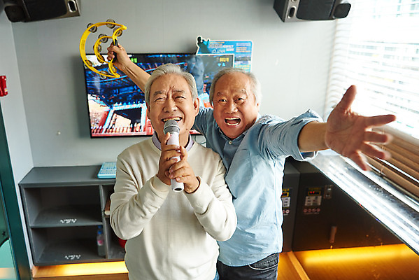 포토 JPG 할아버지 노년 남자 문화 노래 팔벌리기 실내 건강 서기 상반신 취미 두명 앞모습 친구 실버라이프 우정 체험 마이크 즐거움 탬버린 70대 노래방 활력소 노인남자만 코인노래방 국내포토 라이프스타일 감정 음악 뷰포인트 음향기기 컨셉 관계 모션 타악기 사람 성인 내부 남자만 노인만 파일형식