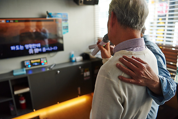 포토 JPG 할아버지 노년 남자 문화 노래 실내 건강 서기 상반신 취미 두명 뒷모습 친구 실버라이프 우정 체험 마이크 즐거움 70대 노래방 활력소 노인남자만 어깨에손 코인노래방 국내포토 라이프스타일 감정 음악 뷰포인트 음향기기 컨셉 관계 모션 사람 성인 내부 남자만 노인만 파일형식