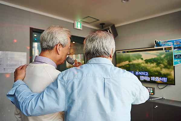 포토 JPG 할아버지 노년 남자 문화 노래 실내 건강 서기 상반신 취미 두명 뒷모습 친구 실버라이프 우정 체험 마이크 즐거움 70대 노래방 활력소 노인남자만 어깨에손 코인노래방 국내포토 라이프스타일 감정 음악 뷰포인트 음향기기 컨셉 관계 모션 사람 성인 내부 남자만 노인만 파일형식