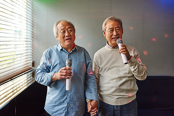 포토 JPG 할아버지 노년 남자 문화 노래 실내 건강 서기 상반신 취미 두명 앞모습 친구 실버라이프 손잡기 우정 체험 마이크 즐거움 70대 노래방 활력소 노인남자만 코인노래방 국내포토 라이프스타일 감정 음악 뷰포인트 음향기기 컨셉 관계 모션 사람 성인 내부 남자만 노인만 파일형식