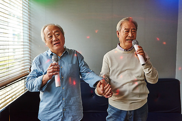 포토 JPG 할아버지 노년 남자 문화 노래 실내 건강 서기 상반신 취미 두명 앞모습 친구 실버라이프 손잡기 우정 체험 마이크 즐거움 70대 노래방 활력소 노인남자만 코인노래방 국내포토 라이프스타일 감정 음악 뷰포인트 음향기기 컨셉 관계 모션 사람 성인 내부 남자만 노인만 파일형식