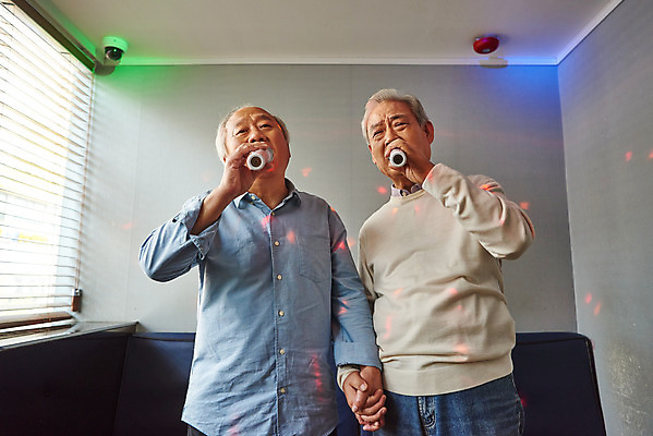 포토 JPG 할아버지 노년 남자 문화 노래 실내 건강 서기 상반신 취미 두명 앞모습 친구 실버라이프 손잡기 우정 체험 마이크 즐거움 70대 노래방 활력소 노인남자만 코인노래방 국내포토 라이프스타일 감정 음악 뷰포인트 음향기기 컨셉 관계 모션 사람 성인 내부 남자만 노인만 파일형식