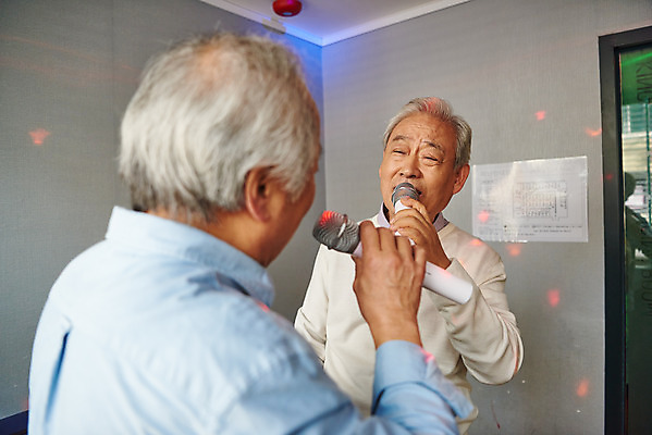 포토 JPG 할아버지 노년 남자 문화 노래 실내 건강 서기 상반신 취미 두명 앞모습 뒷모습 친구 실버라이프 마주보기 우정 체험 마이크 즐거움 70대 노래방 활력소 노인남자만 코인노래방 국내포토 라이프스타일 감정 음악 뷰포인트 음향기기 컨셉 관계 모션 사람 성인 내부 남자만 노인만 파일형식