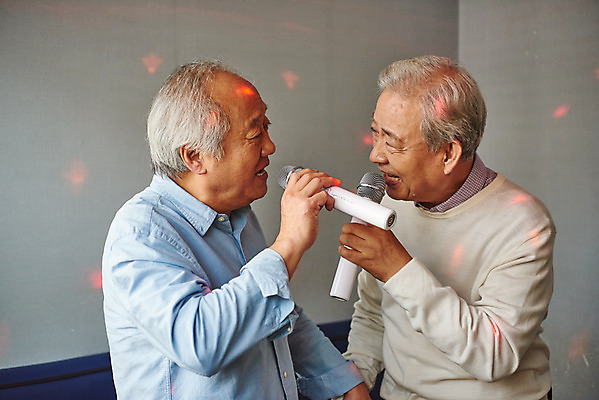 포토 JPG 할아버지 노년 남자 문화 노래 실내 건강 서기 상반신 취미 두명 앞모습 옆모습 친구 실버라이프 마주보기 우정 체험 마이크 즐거움 70대 노래방 활력소 노인남자만 코인노래방 국내포토 라이프스타일 감정 음악 뷰포인트 음향기기 컨셉 관계 모션 사람 성인 내부 남자만 노인만 파일형식
