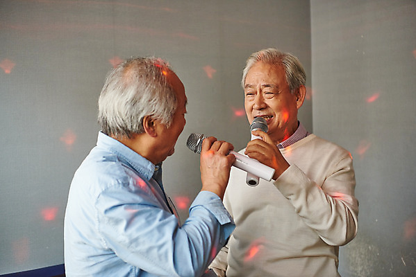 포토 JPG 할아버지 노년 남자 문화 노래 실내 건강 서기 상반신 취미 두명 앞모습 옆모습 친구 실버라이프 마주보기 우정 체험 마이크 즐거움 70대 노래방 활력소 노인남자만 코인노래방 국내포토 라이프스타일 감정 음악 뷰포인트 음향기기 컨셉 관계 모션 사람 성인 내부 남자만 노인만 파일형식