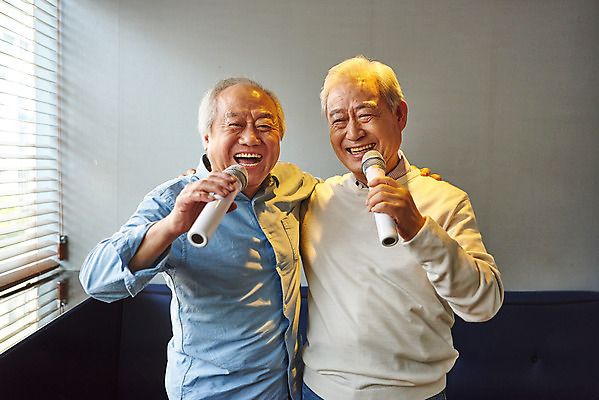 포토 JPG 할아버지 노년 남자 문화 노래 어깨동무 실내 건강 서기 미소 상반신 취미 두명 앞모습 친구 실버라이프 우정 체험 마이크 즐거움 70대 노래방 활력소 노인남자만 코인노래방 국내포토 라이프스타일 감정 음악 뷰포인트 음향기기 포즈 컨셉 관계 모션 표정 사람 성인 내부 남자만 노인만 파일형식