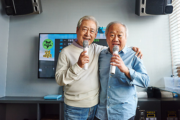포토 JPG 할아버지 노년 남자 문화 노래 어깨동무 실내 건강 서기 미소 상반신 취미 두명 앞모습 친구 실버라이프 우정 체험 마이크 즐거움 70대 노래방 활력소 노인남자만 코인노래방 국내포토 라이프스타일 감정 음악 뷰포인트 음향기기 포즈 컨셉 관계 모션 표정 사람 성인 내부 남자만 노인만 파일형식