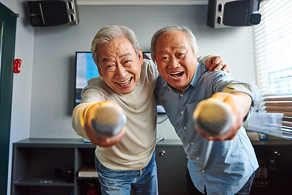 포토 JPG 할아버지 노년 남자 문화 노래 어깨동무 실내 건강 서기 미소 상반신 취미 두명 앞모습 친구 실버라이프 우정 체험 마이크 즐거움 주기 70대 노래방 활력소 노인남자만 코인노래방 국내포토 라이프스타일 감정 음악 뷰포인트 음향기기 포즈 컨셉 관계 모션 표정 사람 성인 내부 남자만 노인만 파일형식