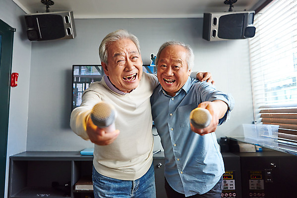 포토 JPG 할아버지 노년 남자 문화 노래 어깨동무 실내 건강 서기 미소 상반신 취미 두명 앞모습 친구 실버라이프 우정 체험 마이크 즐거움 주기 70대 노래방 활력소 노인남자만 코인노래방 국내포토 라이프스타일 감정 음악 뷰포인트 음향기기 포즈 컨셉 관계 모션 표정 사람 성인 내부 남자만 노인만 파일형식