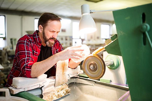 포토 JPG 서양인 외국인 남자 예술 40대 중년 유리 실내 한명 들기 사람 앉기 상반신 옆모습 잡기 공예 체코 유리공예 중년남자한명만 국내포토 1 유럽 뷰포인트 모션 재질 인종 성인 취미 내부 남자한명만 중년남자만 파일형식