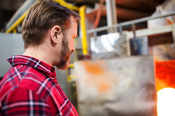 포토 JPG 서양인 외국인 응시 남자 예술 40대 중년 유리 실내 한명 서기 사람 상반신 옆모습 공예 체코 유리공예 중년남자한명만 국내포토 1 시선 유럽 뷰포인트 모션 재질 인종 성인 취미 내부 남자한명만 중년남자만 파일형식