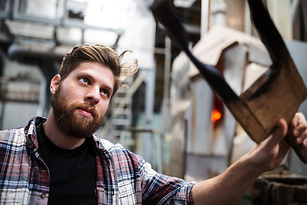 포토 JPG 서양인 외국인 응시 남자 예술 로우앵글 유리 실내 한명 서기 들기 사람 상반신 20대 성인 앞모습 공예 체코 유리공예 성인남자한명만 성인만 국내포토 1 시선 유럽 뷰포인트 모션 재질 인종 청년 취미 내부 남자한명만 성인남자만 파일형식