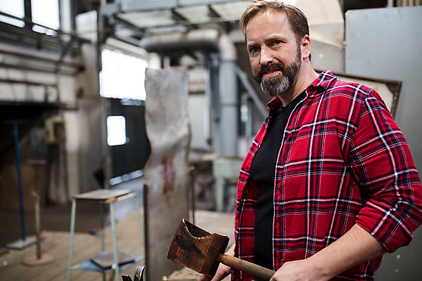포토 JPG 서양인 외국인 응시 남자 예술 40대 중년 유리 실내 한명 서기 들기 사람 상반신 앞모습 공예 체코 유리공예 중년남자한명만 국내포토 1 시선 유럽 뷰포인트 모션 재질 인종 성인 취미 내부 남자한명만 중년남자만 파일형식