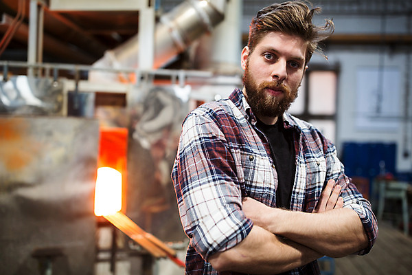 포토 JPG 서양인 외국인 응시 남자 예술 유리 실내 한명 서기 사람 상반신 20대 성인 앞모습 팔짱 아궁이 공예 체코 유리공예 성인남자한명만 성인만 국내포토 1 시선 유럽 뷰포인트 모션 재질 인종 청년 취미 내부 남자한명만 성인남자만 파일형식