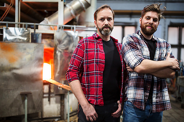 포토 JPG 서양인 외국인 응시 남자 예술 40대 중년 유리 실내 서기 미소 사람 상반신 20대 성인 두명 앞모습 팔짱 아궁이 공예 체코 유리공예 남자만 국내포토 시선 유럽 뷰포인트 모션 재질 표정 인종 청년 취미 내부 파일형식