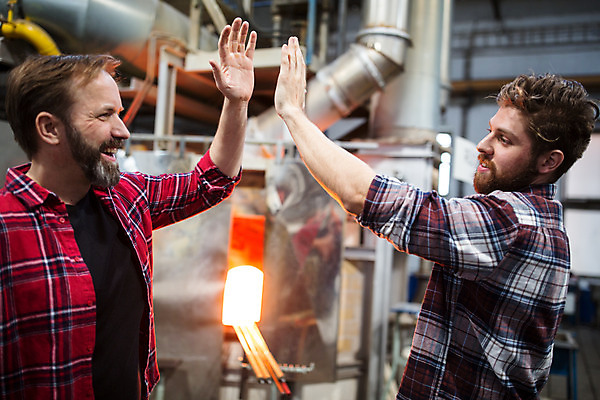 포토 JPG 서양인 외국인 손 응시 남자 예술 40대 중년 유리 실내 서기 미소 사람 상반신 20대 성인 두명 옆모습 마주보기 아궁이 공예 하이파이브 체코 유리공예 남자만 국내포토 시선 유럽 뷰포인트 모션 재질 표정 인종 손짓 청년 취미 내부 신체부위 파일형식
