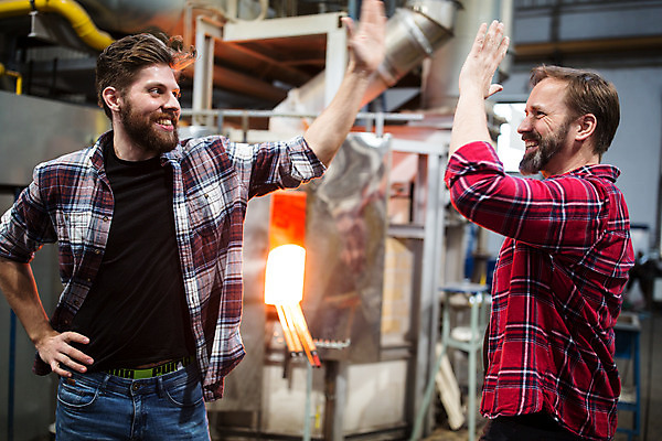 포토 JPG 서양인 외국인 손 응시 남자 예술 40대 중년 허리손 유리 실내 서기 미소 사람 상반신 20대 성인 두명 옆모습 마주보기 아궁이 공예 하이파이브 체코 유리공예 남자만 국내포토 시선 유럽 뷰포인트 포즈 모션 재질 표정 인종 손짓 청년 취미 내부 신체부위 파일형식