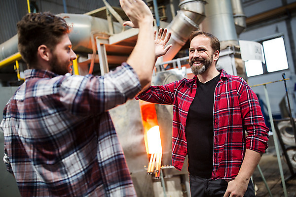 포토 JPG 서양인 외국인 손 응시 남자 예술 40대 중년 유리 실내 서기 미소 사람 상반신 20대 성인 두명 앞모습 뒷모습 마주보기 아궁이 공예 하이파이브 체코 유리공예 남자만 국내포토 시선 유럽 뷰포인트 모션 재질 표정 인종 손짓 청년 취미 내부 신체부위 파일형식