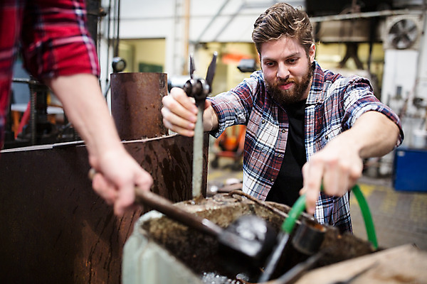 포토 JPG 서양인 외국인 손 응시 남자 예술 40대 중년 유리 실내 서기 미소 사람 앉기 상반신 20대 성인 두명 앞모습 물 공예 체코 유리공예 남자만 국내포토 자연요소 시선 유럽 뷰포인트 모션 재질 표정 인종 청년 취미 내부 신체부위 파일형식