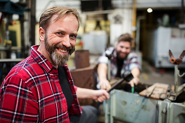 포토 JPG 서양인 외국인 손 응시 남자 예술 40대 중년 유리 실내 서기 미소 들기 사람 앉기 상반신 20대 성인 두명 앞모습 공예 체코 유리공예 남자만 국내포토 시선 유럽 뷰포인트 모션 재질 표정 인종 청년 취미 내부 신체부위 파일형식