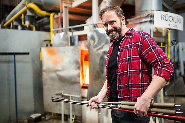 포토 JPG 서양인 외국인 응시 남자 예술 40대 중년 유리 실내 한명 서기 미소 들기 사람 상반신 앞모습 공예 파이프 체코 유리공예 중년남자한명만 국내포토 1 시선 유럽 뷰포인트 모션 재질 표정 인종 성인 취미 내부 남자한명만 중년남자만 파일형식